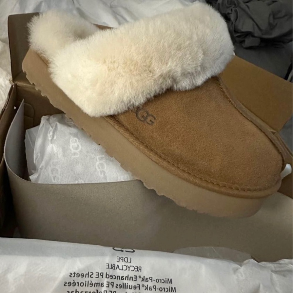 New in box - Women’s UGG platform slip-ons Disquette